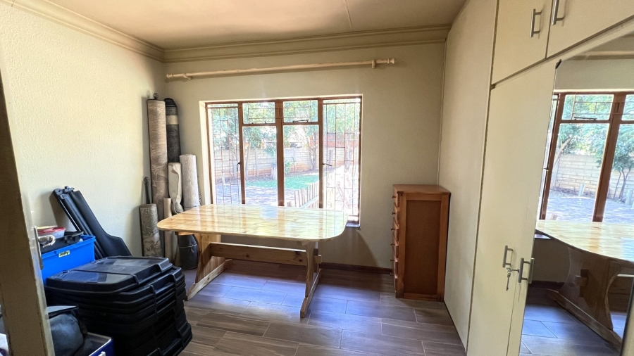 4 Bedroom Property for Sale in Langenhovenpark Free State